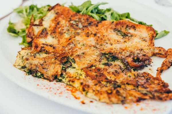 Kızarmış omlet tabakta yakın plan - bir restoranda öğle yemeği