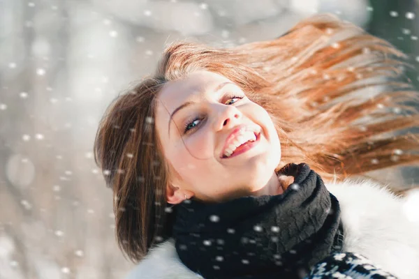 Minsk Bielorrusia Enero 2012 Joven Atractiva Chica Feliz Riéndose Afuera — Foto de Stock