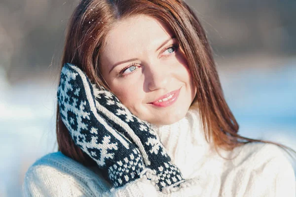 Minsk Bielorrusia Enero 2012 Joven Chica Dulce Atractiva Encantadora Puntadas — Foto de Stock