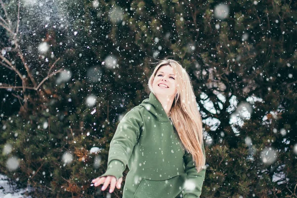 Hermosa Joven Lanza Bola Nieve Retrato Aire Libre Invierno Nevadas — Foto de Stock