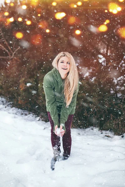 Una Hermosa Joven Que Juguetona Calle Recoge Nieve Bola Nieve — Foto de Stock