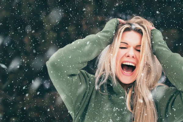 Mulher Jovem Bonita Gritando Surpresa Sua Boca Bem Aberta Retrato — Fotografia de Stock