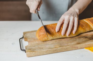 Tahtaya krem peynir döken kadın bruschuetta yapıyor.