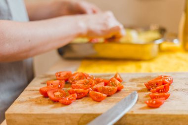 Kadın öğle yemeği hazırlıyor, ızgara ekmek sandviçi yapıyor ahşap kesim tahtasında bruschetta servis ediyor, yeşil salata, krem peynir, avokado - sağlıklı yiyecek.