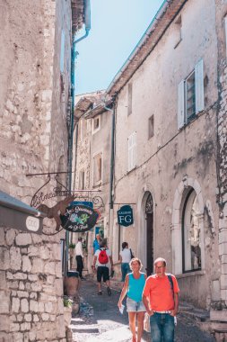 Saint-Paul-de-Vence, Provence / France - 28 Eylül 2018: Tatlı eski rahat sokak