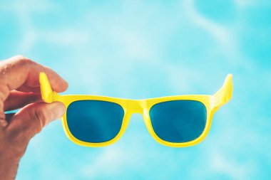 Güneş gözlüğü - bir yaz aksesuarı - göz koruması