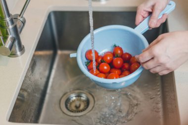 Taze sebze lavabosunda yıkanmak, yemek pişirmek.