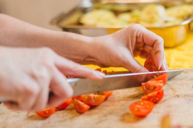 Avokado ile evde sandviç yapmak - İtalyan geleneksel bruschetta - sağlıklı organik gıda