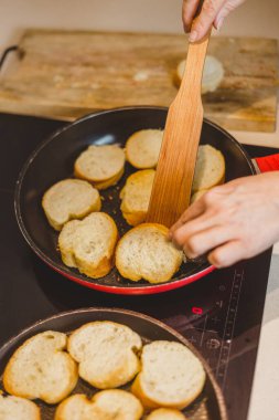 Taze beyaz buğday ekmeği - kadın ellerine yakın çekim bruschetta için tava ekmeğinde kızartılır.