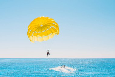 İnsanların deniz paraşütü uçuşundan aldığı haz. Yükseliş özgürlüğünün ve yükseklikten inanılmaz manzaranın inanılmaz izlenimleri.