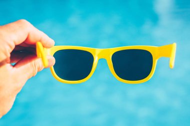 Pahalı aksesuarlar - güneş gözlüğü - deniz için plaj kıyafeti