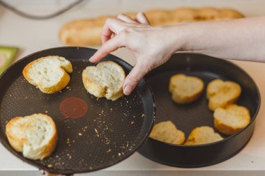 Taze beyaz buğday ekmeği - kadın ellerine yakın çekim bruschetta için tava ekmeğinde kızartılır.