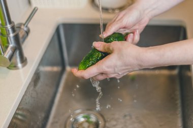 Taze sebze lavabosunda yıkanmak, yemek pişirmek.