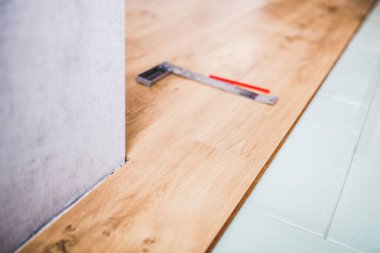 Döşeme kaplaması - kurulumu için gerekli aletlerle dairede yeni kaplama döşeme