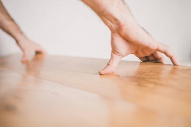 Profesyonel zemin döşeme - ahşap desenli yeni bir kaplama döşeme