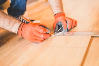 Duvara yapıştırıp keserek döşeme döşeyerek.