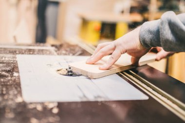 Marangozluk atölyesi - yakın çekim usta elleri - bir değirmen makinesi üzerinde çalışır