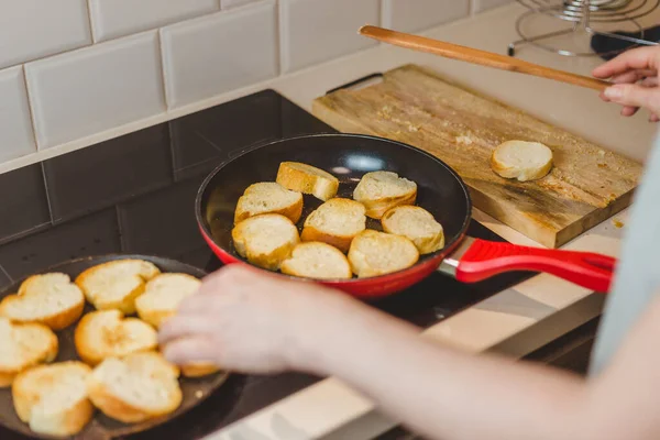 Женщина Делает Дома Вкусную Традиционную Брускетту Сыром Помидорами Орехами Рукколой — стоковое фото