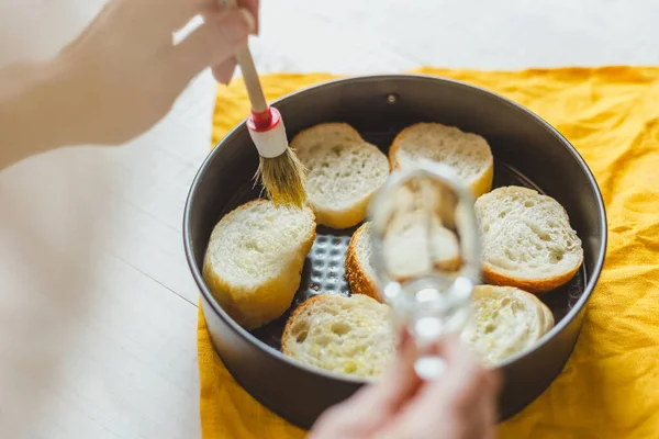 Крупный План Домохозяйки Жарить Багет Куски Сковороде Делая Хрустящие Бутерброды — стоковое фото