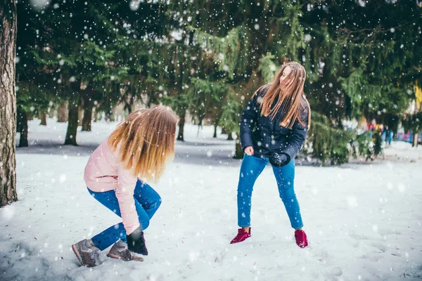 Duas Jovens Namoradas Divertindo Desfrutando Floresta Inverno Com Sorrisos Jogando — Fotografia de Stock