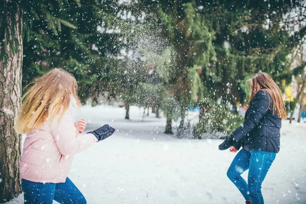 Dos Novias Jóvenes Divirtiéndose Disfrutando Bosque Invierno Con Sonrisas Arrojando —  Fotos de Stock