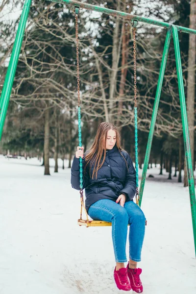 외로운 소녀는 공원에서 그네타는 슬프다 — 스톡 사진