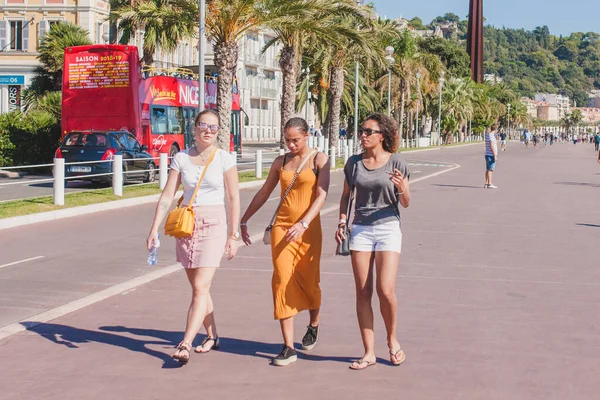 Nice França Setembro 2018 Três Jovens Namoradas Atraentes Com Diferentes — Fotografia de Stock