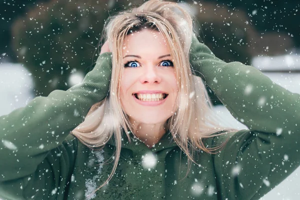 Schöne Junge Blonde Frau Lacht Entmutigt Und Überrascht Outdoor Porträt — Stockfoto