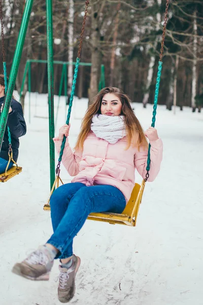 Молода Темноволоса Жінка Самоті Гойдалці Парку Взимку Снігопаді — стокове фото