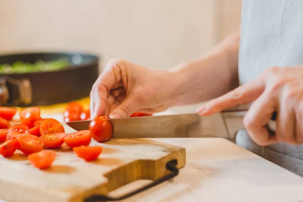 Közelkép Idős Kezét Vágás Baguette Így Szendvics Bruschetta Otthoni Főzés — Stock Fotó