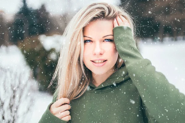 Schöne Attraktive Blondine Outdoor Porträt Winter Bei Schneefall Trägt Einen — Stockfoto
