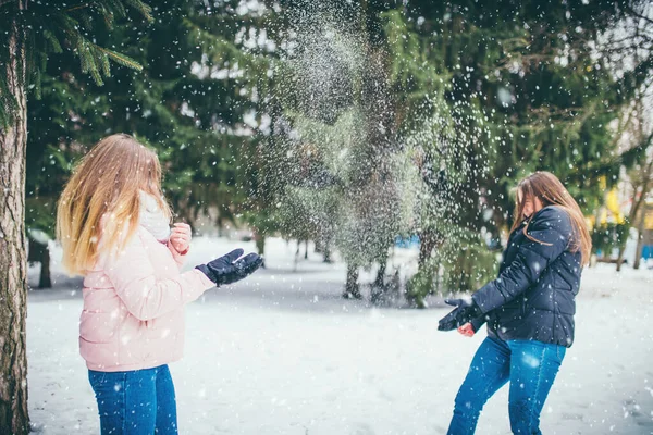 Winterspaß Und Spiele Auf Der Straße Schneebälle Spielen Zwei Junge — Stockfoto