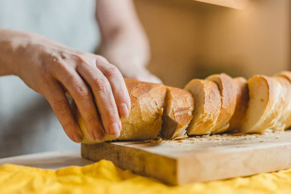 Свіжа Криза Білий Пшеничний Хліб Крупним Планом Жіночі Руки Розрізаючи — стокове фото