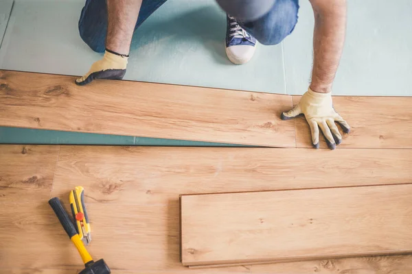 Usta ustaca ve profesyonelce döşemeyi kaplatıyor.