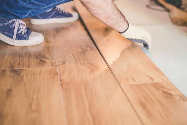 Vista Los Trabajos Sobre Colocación Suelos Laminados — Foto de Stock