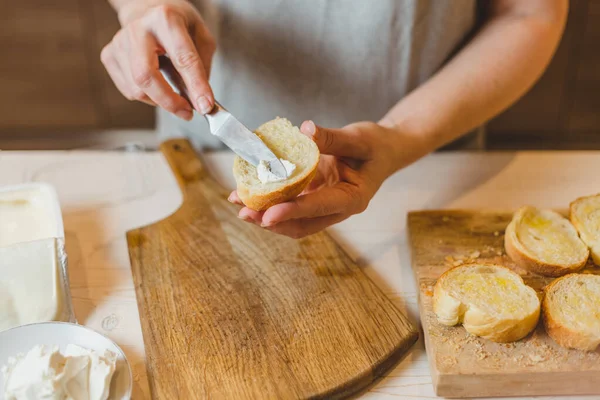 シアバッタ サンドイッチとクリームチーズ Bruschetta Making — ストック写真