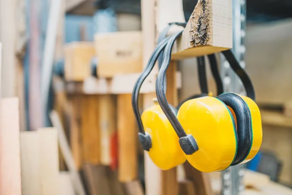 大工の工房 ノイズ対策ヘッドフォン 安全技術 — ストック写真