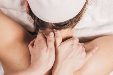 Sırt ve boyun omurgasının kürek kemiği bölgesinin masajı. Kas ağrısının yok edilmesi ve osteokondroz tedavisi.