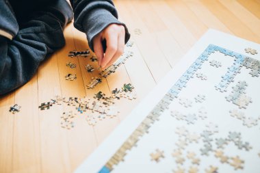 Küçük parçalardan oluşan büyük bir yapboz mozaiği - bir bulmacayla vakit geçirmek - karantina için heyecan verici bir aktivite