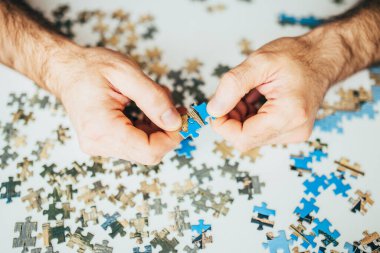 Yaşlılar için Alzheimer hastalığının önlenmesi - küçük parçalardan bir resim bulmacası - ince motor beceriler ve farkındalık ve hafıza dersleri
