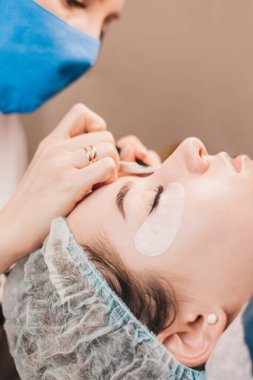 Güzellik Salonu - Göz kapaklarına Yapay Kirpikleri Yapıştırmak - Kirpik Uzatma