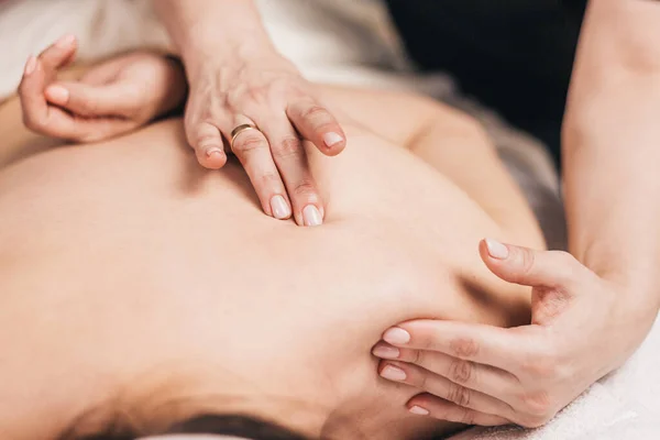 Massage Van Het Scapulaire Gebied Van Rug Halswervel Wervelkolom Eliminatie — Stockfoto
