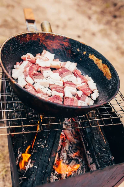 Bacon Escaldante Uma Panela Uma Floresta Fogo Prato Delicioso Livre — Fotografia de Stock
