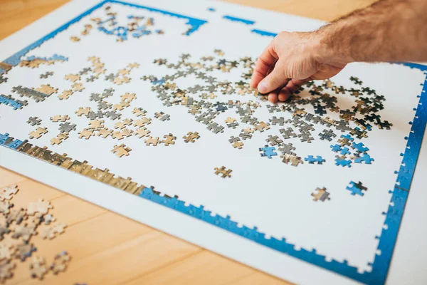 Yaşlılar için Alzheimer hastalığının önlenmesi - küçük parçalardan bir resim bulmacası - ince motor beceriler ve farkındalık ve hafıza dersleri