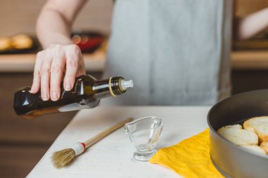 Avokado ile evde sandviç yapmak - İtalyan geleneksel bruschetta - sağlıklı organik gıda