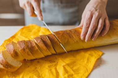 Fast food restoranda peynirli ve domatesli taze ekmek yapıyor. 