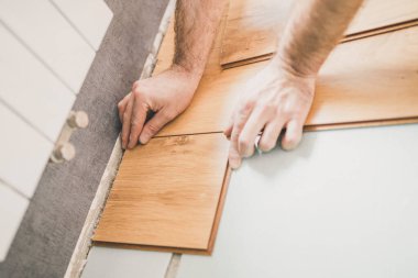 Ev sahibi - yüzen lamine yol döşeme