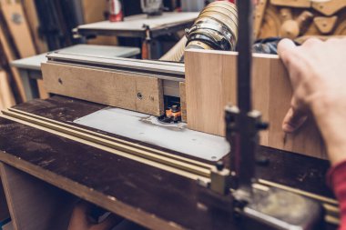 Marangozluk atölyesi - değirmen makinesi - atölyeyi işliyor