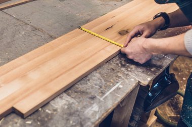 Marangozluk atölyesi - Master bardaki mobilya panelini yapıştırıyor