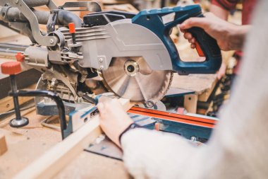 Marangozluk atölyesi - dairesel testere üzerinde çalışmak